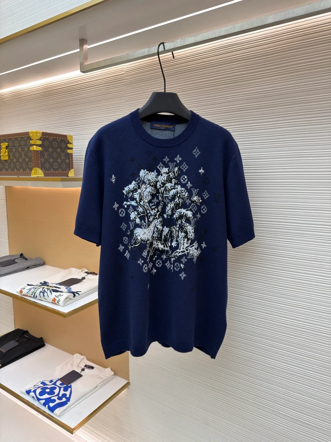 LOUIS VUITTON Year of the Horse limited intarsia letter jacquard knitted short sleeves ●Original version: purchased and developed by 9988 ●Item number: 1682471-B15 ●Fabrics: cotton fabric ●Technology: jacquard knitting ●Color: navy blue ●Version: fitted version ●Weight: about 345 grams ●Size: S-M-L-XL ●Description: This Louis Vuitton navy blue jacquard short-sleeved sweater is made of high-count worsted wool blended fabric. After pre-shrunk treatment, it has a soft and skin-friendly touch and is not easy to pill. The fine knitted texture of the fabric makes the body more textured. The center of the body uses digital jacquard technology to create an abstract floral pattern. The pattern incorporates the brand's classic presbyopic elements. The jacquard part is interwoven with colored yarns to form a three-dimensional texture. The colors are contrasting and rich in layers. The edges are supplemented by fine overlocking technology to prevent threading. The neckline is ribbed knitted and reinforced with double-needle sewing technology, which makes it durable and not easy to loosen. The cuffs and hem are seamlessly trimmed to make the overall shape more neat. From fabric selection to jacquard weaving, every process follows the brand's strict clothing standards. Precise stitch length control makes the knitted structure more stable, perfectly balancing design and wearing comfort. The overall wiring is straight and delicate, the fabric is comfortable and soft, and the color is consistent without color difference. It can be matched with the same style to create a fashionable look and control various occasions. Customized accessories, complete with three standards, same style for men and women!